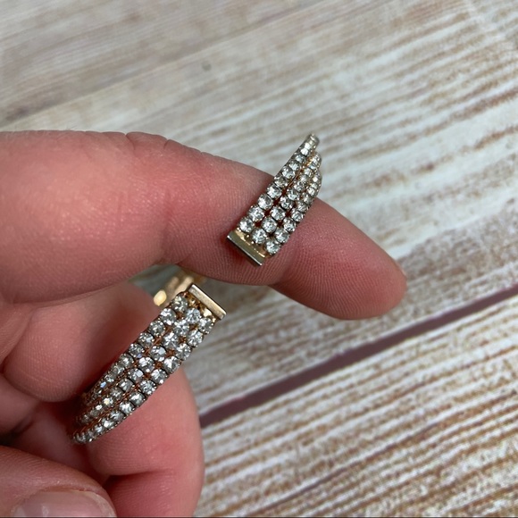 Jewelry - Twisted rhinestone bracelet